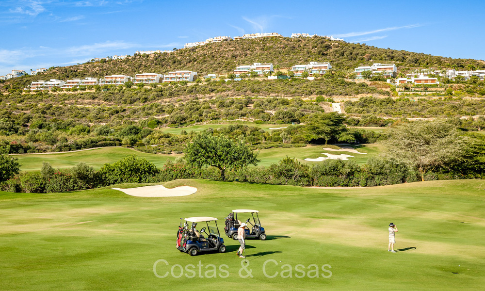 Eersteklas modern luxe appartement met adembenemend golf- en zeezicht te koop in een 5* golfresort in Casares, Costa del Sol 73373