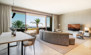 Eersteklas modern luxe appartement met adembenemend golf- en zeezicht te koop in een 5* golfresort in Casares, Costa del Sol 73384 