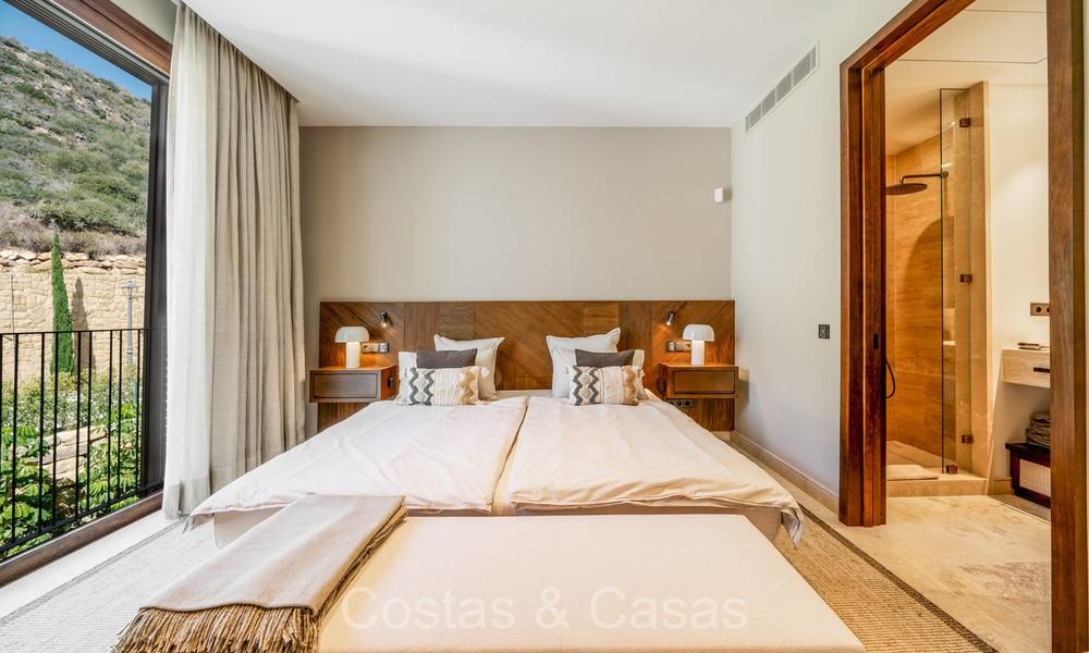 Eersteklas modern luxe appartement met adembenemend golf- en zeezicht te koop in een 5* golfresort in Casares, Costa del Sol 73399