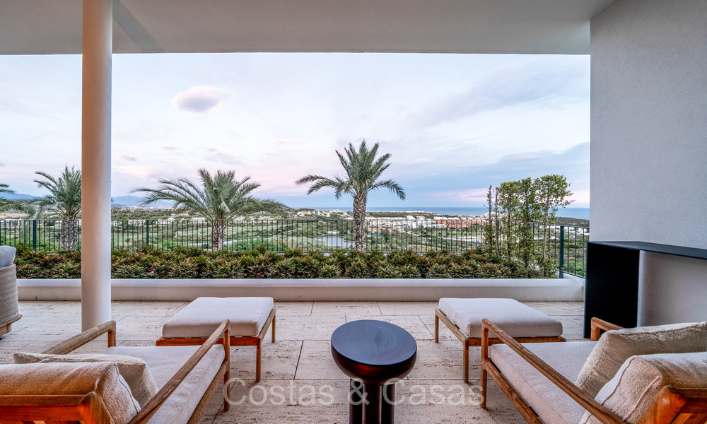 Eersteklas modern luxe appartement met adembenemend golf- en zeezicht te koop in een 5* golfresort in Casares, Costa del Sol 73403