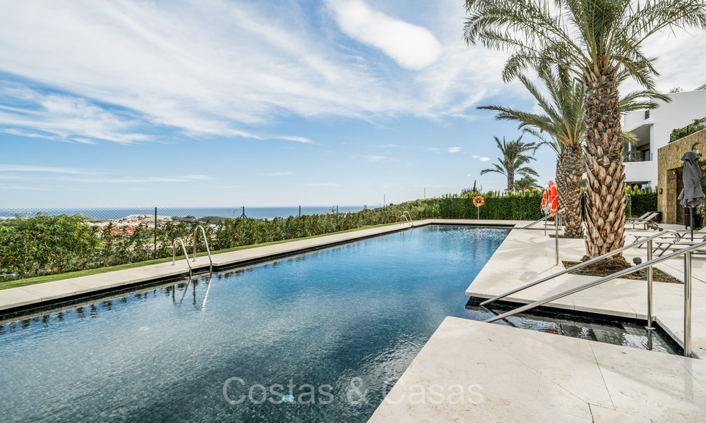 Eersteklas modern luxe appartement met adembenemend golf- en zeezicht te koop in een 5* golfresort in Casares, Costa del Sol 73405