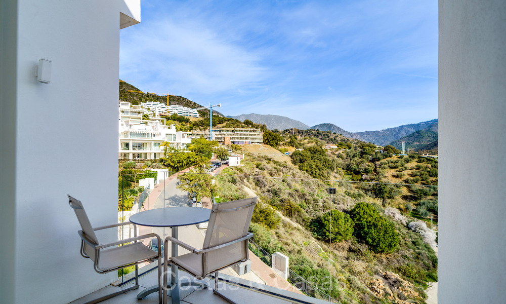 Instapklaar, contemporain appartement met zeezicht te koop in een gated community gelegen in de heuvels van Marbella 73470