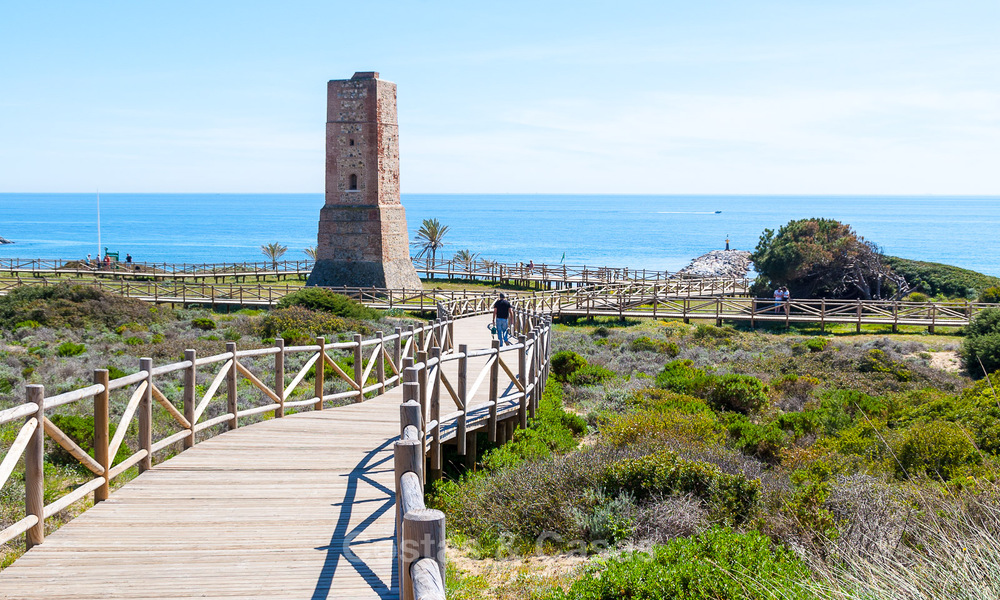 Geavanceerde nieuwbouwappartementen met panoramisch zeezicht te koop in Cabopino, Marbella 73578