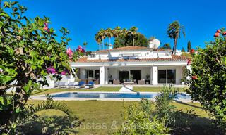 Ruime familievilla met mediterrane stijl te koop, eerstelijns golf op de New Golden Mile, Marbella - Benahavis 73584 