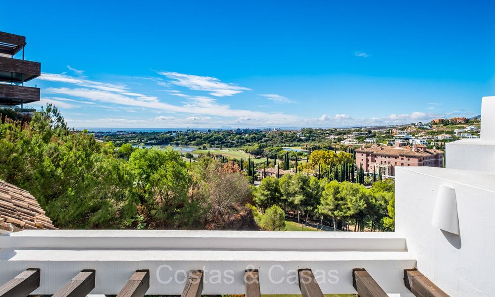 Modern eerstelijnsgolf penthouse met prachtig golf- en zeezicht te koop in een 5* golfresort in Marbella - Benahavis 73682