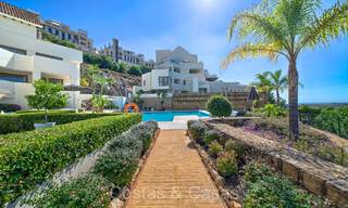 Modern eerstelijnsgolf penthouse met prachtig golf- en zeezicht te koop in een 5* golfresort in Marbella - Benahavis 73689 