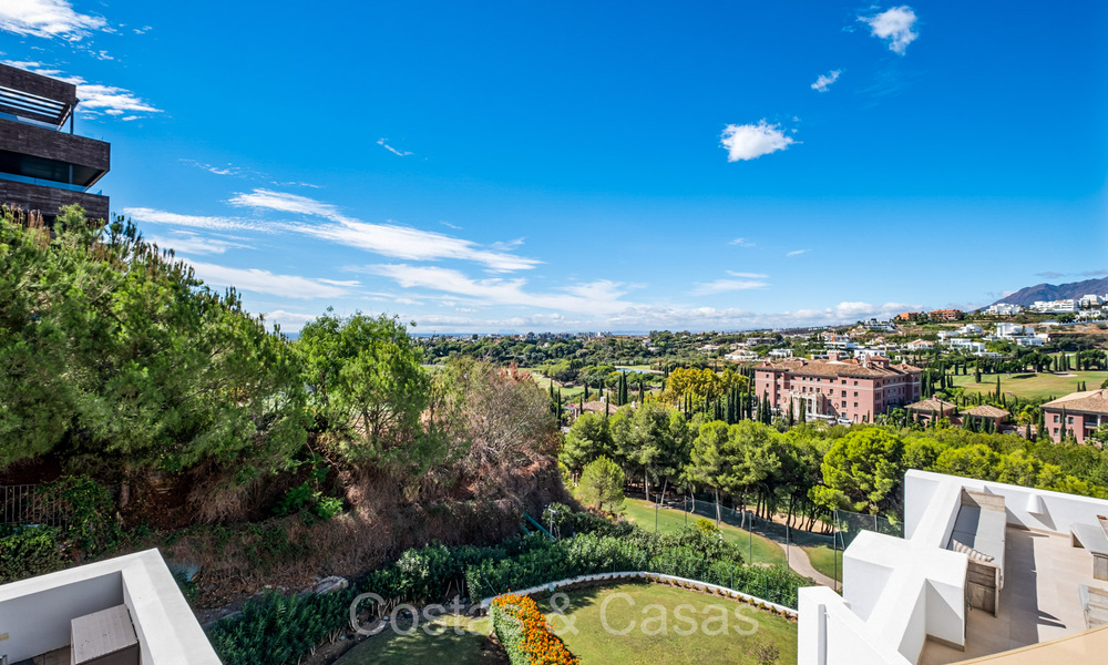 Modern eerstelijnsgolf penthouse met prachtig golf- en zeezicht te koop in een 5* golfresort in Marbella - Benahavis 73696