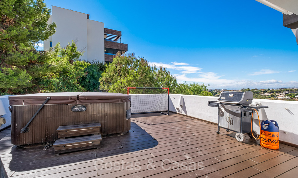 Modern eerstelijnsgolf penthouse met prachtig golf- en zeezicht te koop in een 5* golfresort in Marbella - Benahavis 73697