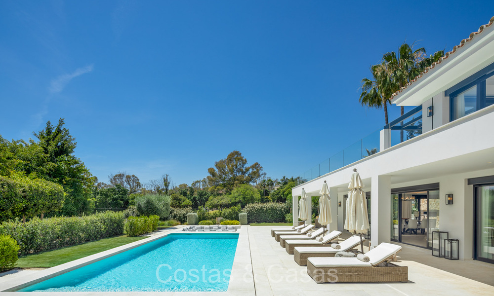 Luxueus gerenoveerde modern-mediterrane villa te koop, eerstelijnsgolf in Nueva Andalucia, Marbella 73868