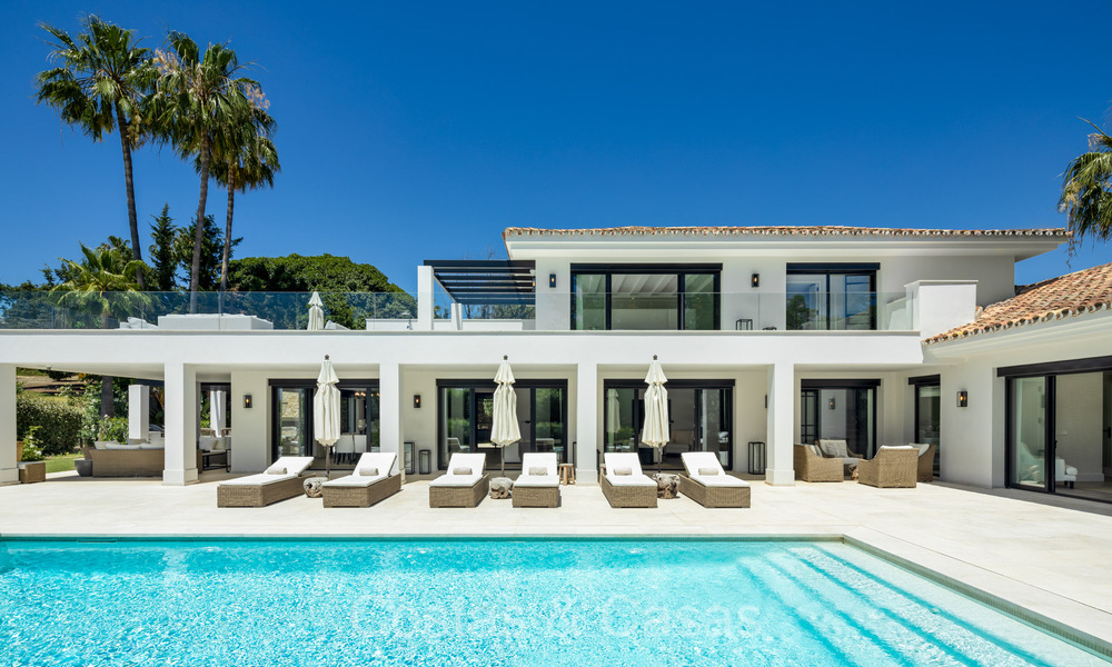 Luxueus gerenoveerde modern-mediterrane villa te koop, eerstelijnsgolf in Nueva Andalucia, Marbella 73877