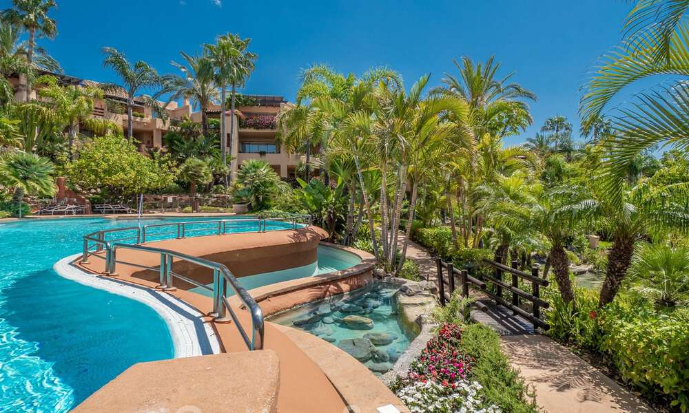 Instapklaar, luxe appartement met zeezicht te koop in een exclusief complex aan de Golden Mile van Marbella 73973