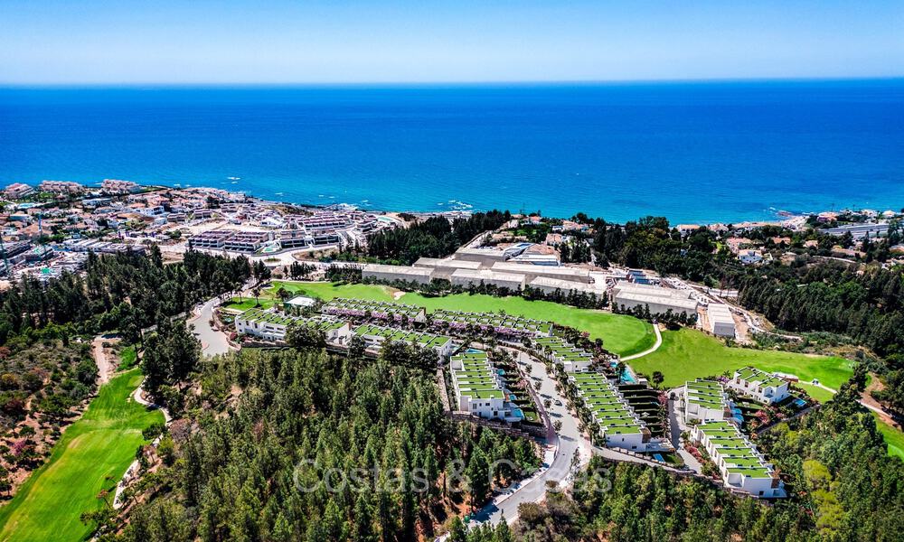 Herverkoop! Nieuwbouwwoning te koop met golf- en zeezicht, op een steenworp van de Golf Club in Mijas Costa, Costa del Sol 74024