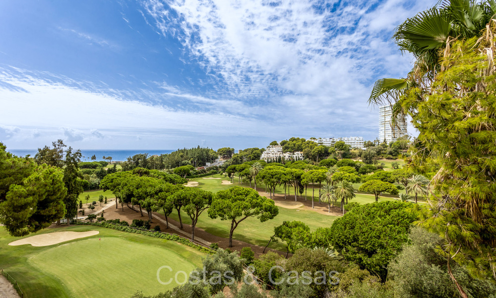 Ruim appartement met spectaculair golf- en zeezicht, op loopafstand van het strand in Oost-Marbella 74090