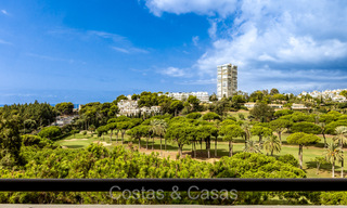 Ruim appartement met spectaculair golf- en zeezicht, op loopafstand van het strand in Oost-Marbella 74091 