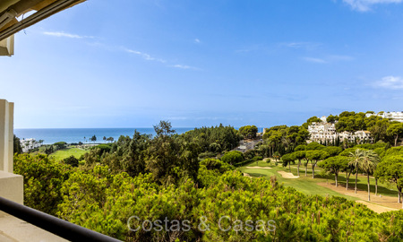 Ruim appartement met spectaculair golf- en zeezicht, op loopafstand van het strand in Oost-Marbella 74092