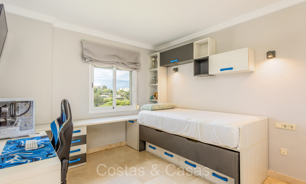 Ruim appartement met spectaculair golf- en zeezicht, op loopafstand van het strand in Oost-Marbella 74098