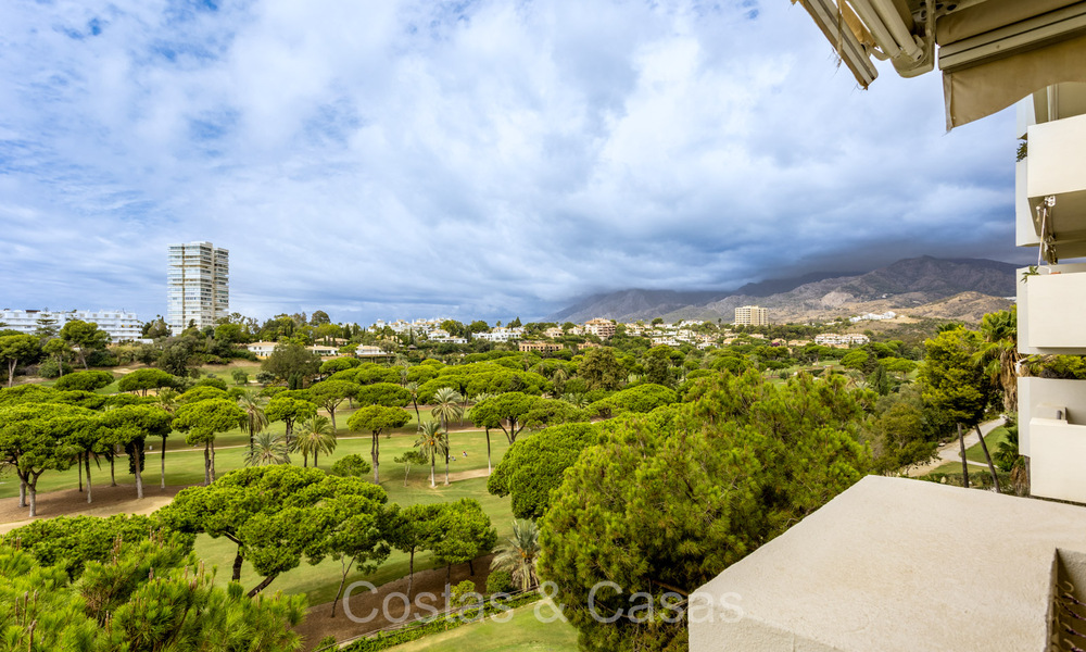 Ruim appartement met spectaculair golf- en zeezicht, op loopafstand van het strand in Oost-Marbella 74105