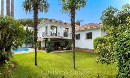 Charmante Mediterrane villa te koop op een steenworp van het strand in Los Monteros, ten oosten van Marbella centrum 74333