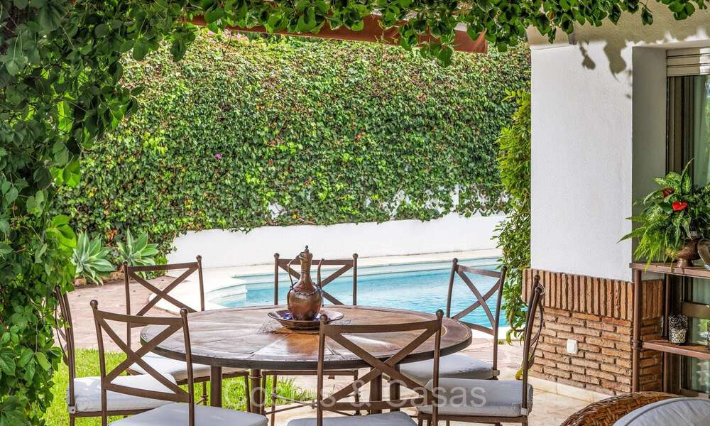 Charmante Mediterrane villa te koop op een steenworp van het strand in Los Monteros, ten oosten van Marbella centrum 74348