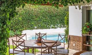 Charmante Mediterrane villa te koop op een steenworp van het strand in Los Monteros, ten oosten van Marbella centrum 74348 