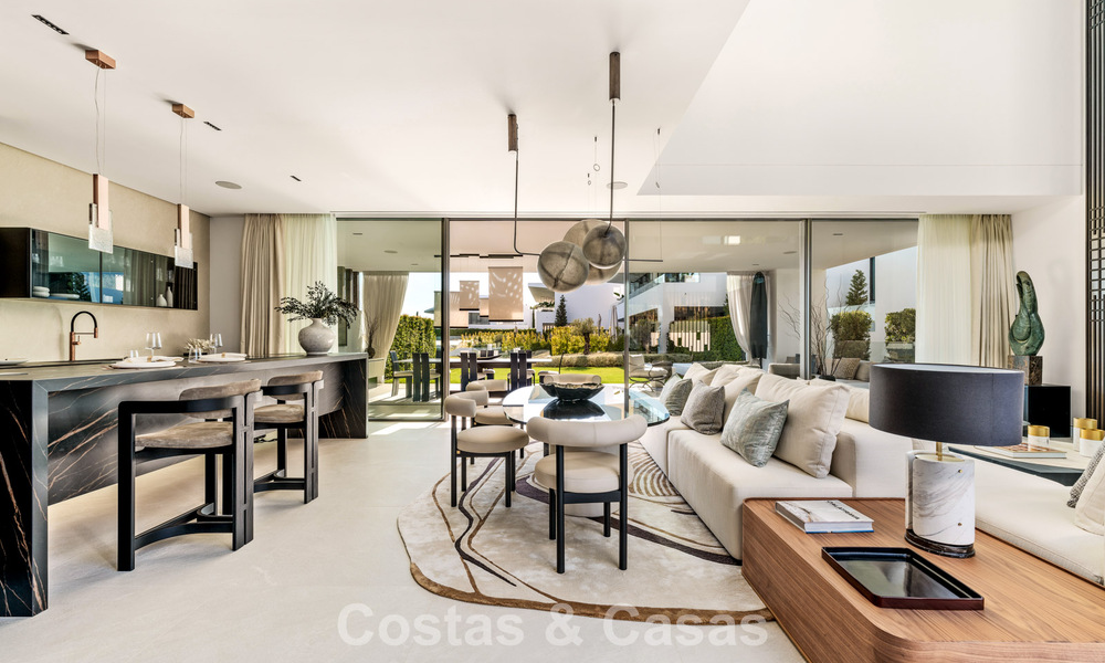 Instapklaar huis in een innovatief en luxueus complex met zeezicht, gelegen op Marbella’s Golden Mile 74553