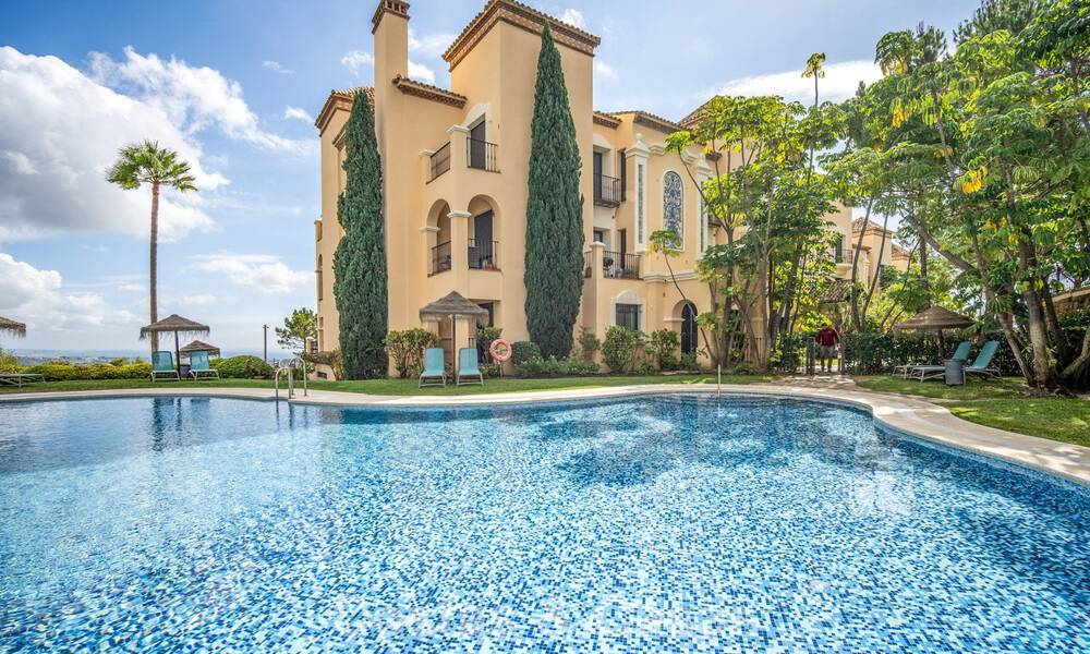 Eerstelijnsgolf penthouse met magnifiek golf- en zeezicht te koop in een omheinde woongemeenschap in Benahavis - Marbella 74736