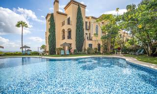 Eerstelijnsgolf penthouse met magnifiek golf- en zeezicht te koop in een omheinde woongemeenschap in Benahavis - Marbella 74736 