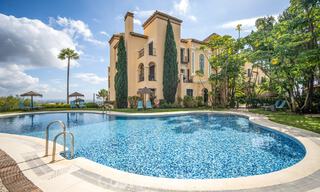 Eerstelijnsgolf penthouse met magnifiek golf- en zeezicht te koop in een omheinde woongemeenschap in Benahavis - Marbella 74737 