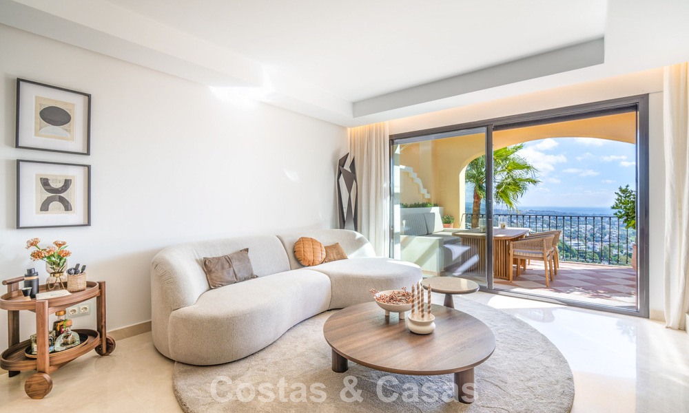 Eerstelijnsgolf penthouse met magnifiek golf- en zeezicht te koop in een omheinde woongemeenschap in Benahavis - Marbella 74738