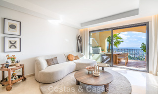 Eerstelijnsgolf penthouse met magnifiek golf- en zeezicht te koop in een omheinde woongemeenschap in Benahavis - Marbella 74738 