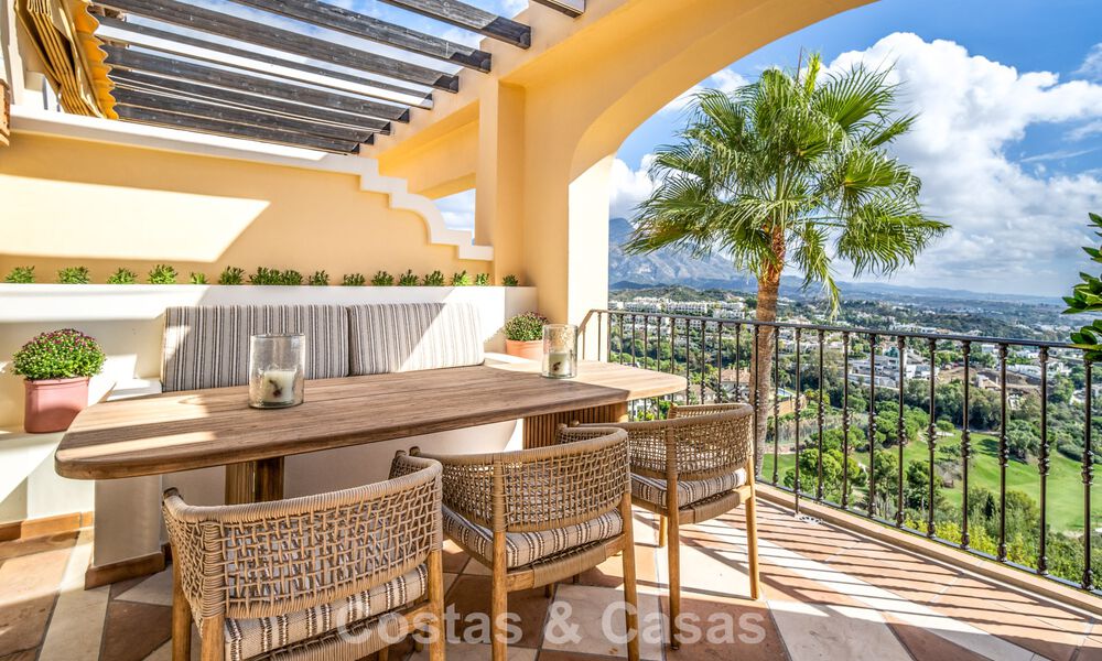 Eerstelijnsgolf penthouse met magnifiek golf- en zeezicht te koop in een omheinde woongemeenschap in Benahavis - Marbella 74739