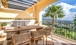 Eerstelijnsgolf penthouse met magnifiek golf- en zeezicht te koop in een omheinde woongemeenschap in Benahavis - Marbella 74739 