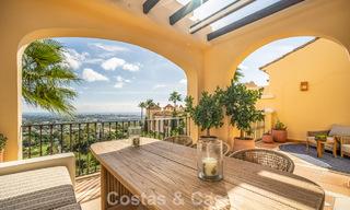 Eerstelijnsgolf penthouse met magnifiek golf- en zeezicht te koop in een omheinde woongemeenschap in Benahavis - Marbella 74740 