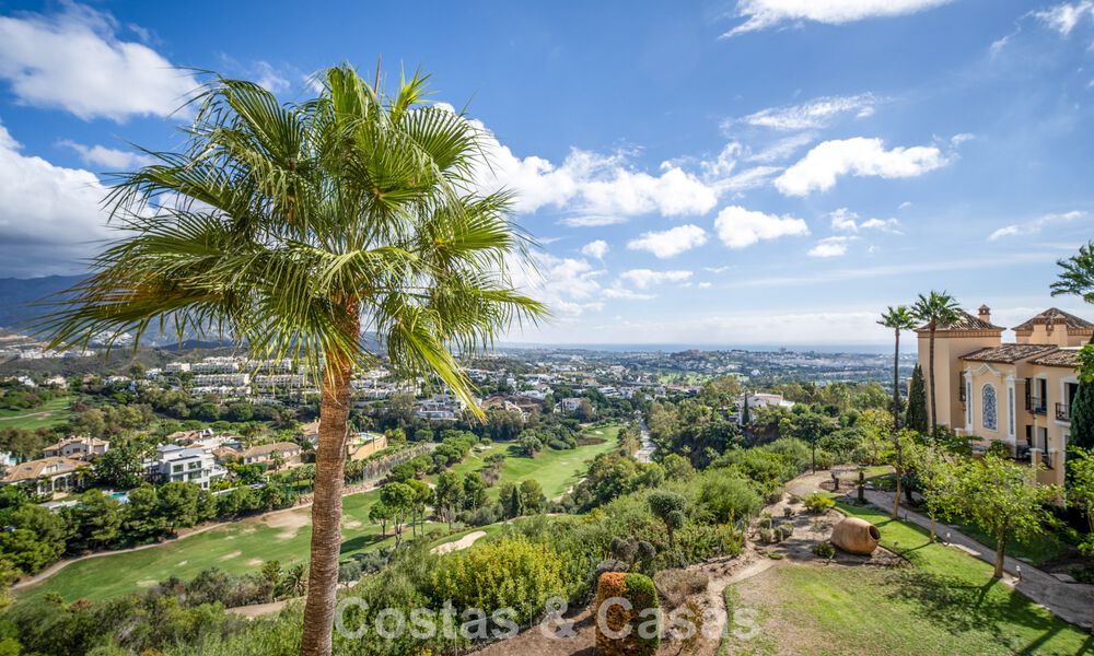 Eerstelijnsgolf penthouse met magnifiek golf- en zeezicht te koop in een omheinde woongemeenschap in Benahavis - Marbella 74741