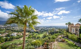 Eerstelijnsgolf penthouse met magnifiek golf- en zeezicht te koop in een omheinde woongemeenschap in Benahavis - Marbella 74741 