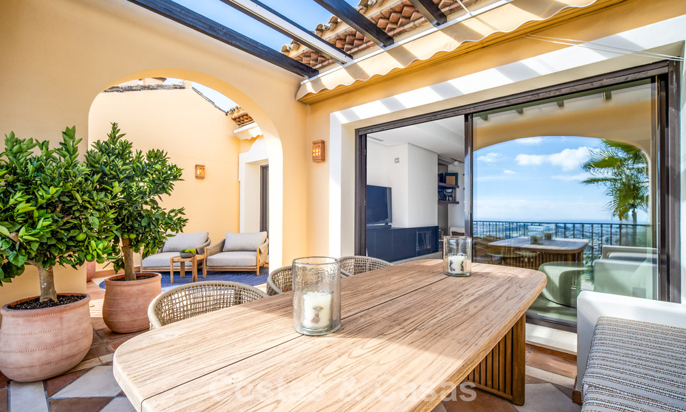 Eerstelijnsgolf penthouse met magnifiek golf- en zeezicht te koop in een omheinde woongemeenschap in Benahavis - Marbella 74742