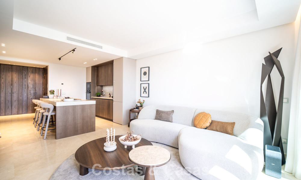 Eerstelijnsgolf penthouse met magnifiek golf- en zeezicht te koop in een omheinde woongemeenschap in Benahavis - Marbella 74743