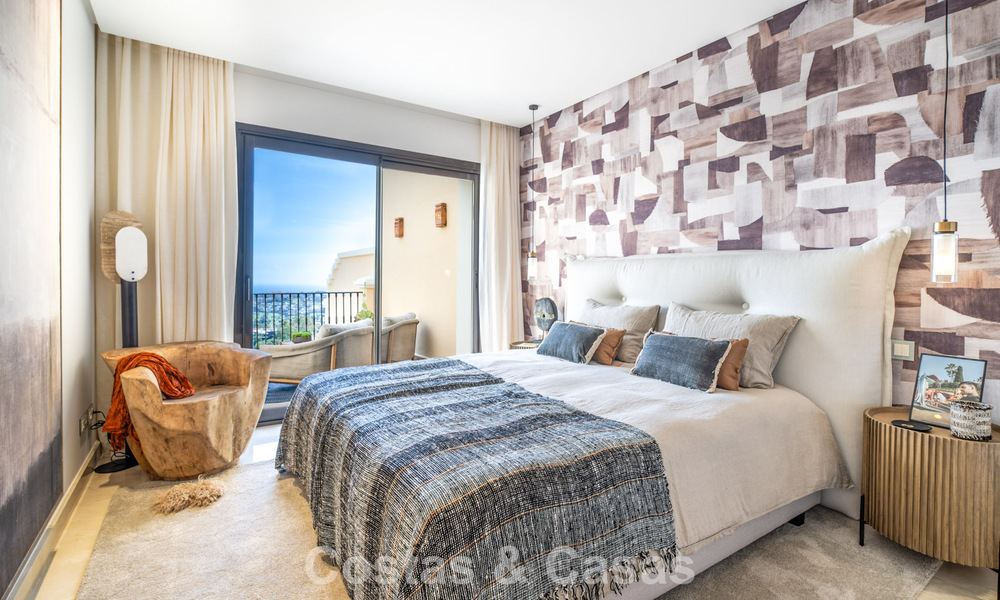 Eerstelijnsgolf penthouse met magnifiek golf- en zeezicht te koop in een omheinde woongemeenschap in Benahavis - Marbella 74754