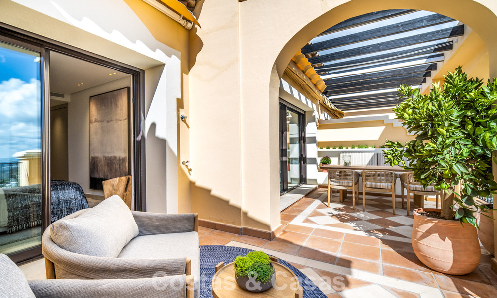 Eerstelijnsgolf penthouse met magnifiek golf- en zeezicht te koop in een omheinde woongemeenschap in Benahavis - Marbella 74756