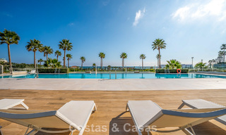 Luxe appartement te koop, in een luxueus strandcomplex op de New Golden Mile tussen Marbella en Estepona 773581 