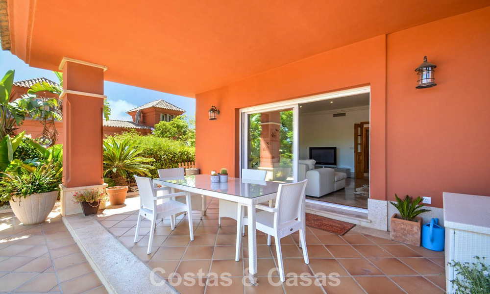 Ruime halfvrijstaande woning te koop in een gated golfresort in Oost-Marbella 773506