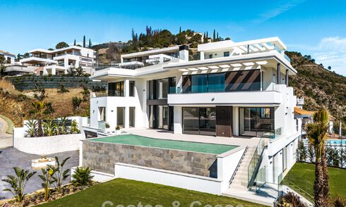 Gloednieuwe luxevilla met zeezicht te koop in een beveiligde urbanisatie in La Quinta, Marbella - Benahavis 773684