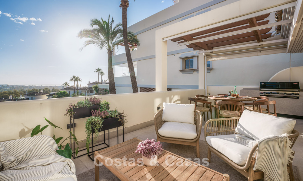 Modern gerenoveerd luxe appartement te koop met panoramisch zeezicht in Nueva Andalucia’ golfvallei, Marbella 773785