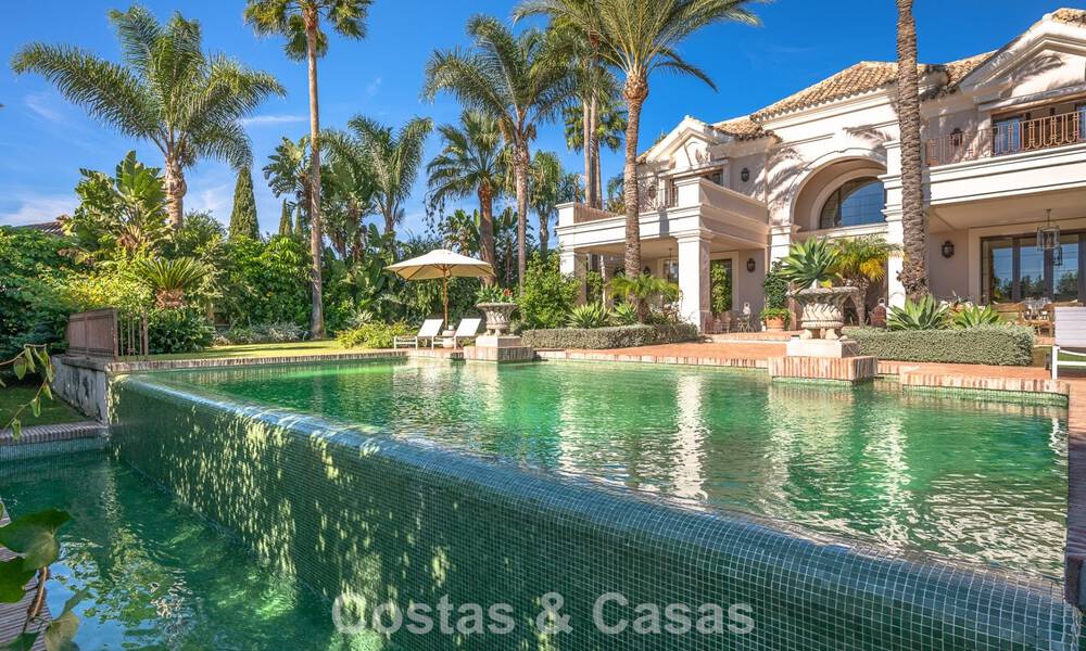 Indrukwekkende luxueuze villa te koop in een prestigieuze urbanisatie op loopafstand van het strand in Guadalmina Baja, Marbella 773970