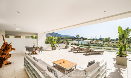 Eersteklas duplex appartement op de begane grond te koop in een verfijnde resort-stijl complex op Marbella’s Golden Mile 774354