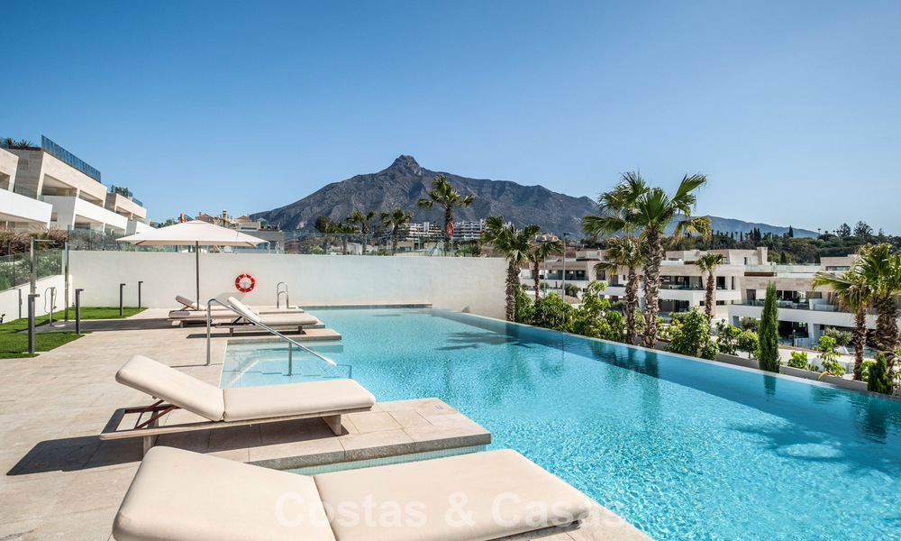 Eersteklas duplex appartement op de begane grond te koop in een verfijnde resort-stijl complex op Marbella’s Golden Mile 774358