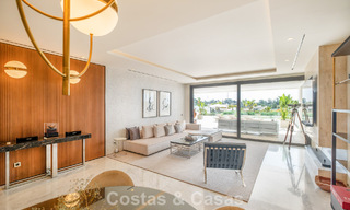 Eersteklas duplex appartement op de begane grond te koop in een verfijnde resort-stijl complex op Marbella’s Golden Mile 774363 